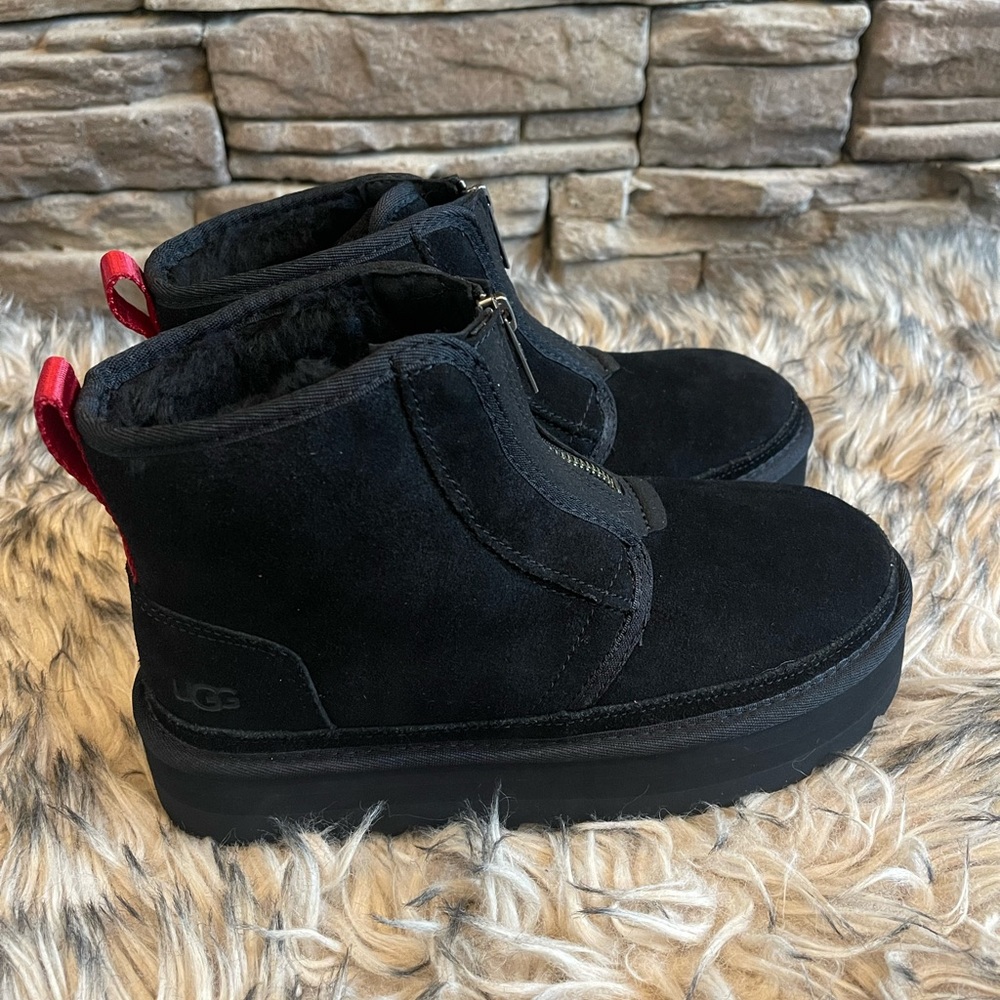 UGG Platform Zip Suede🖤❤️